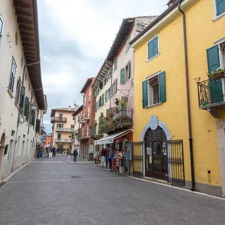 Elegante In Centro Lägenhet Torri Del Benaco